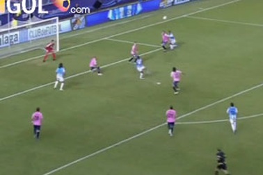 Xem “quái thú” Baptista “cắt kéo” ghi bàn đẹp như mơ