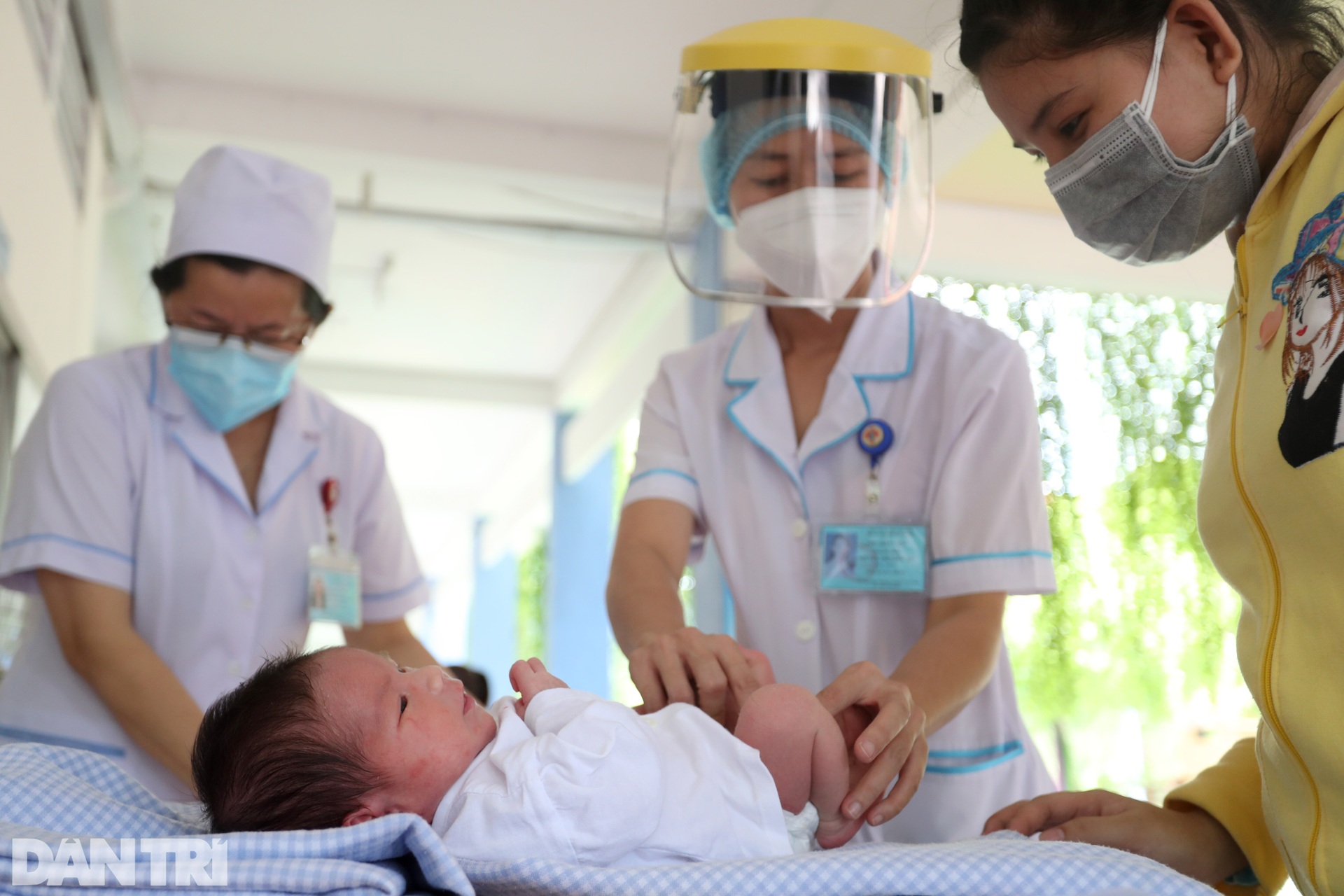 Khi tiếp viên hàng không làm bảo mẫu cho những trẻ sơ sinh có mẹ là F0 - 10 Khi tiếp viên hàng không làm bảo mẫu cho những trẻ sơ sinh có mẹ là F0 - 10
