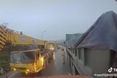 Phân tâm khi cầm lái, tài xế container đâm vào xe tải đậu ven đường