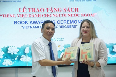 Trao tặng sách học tiếng Việt tới Đại sứ quán Hoa Kỳ tại Việt Nam