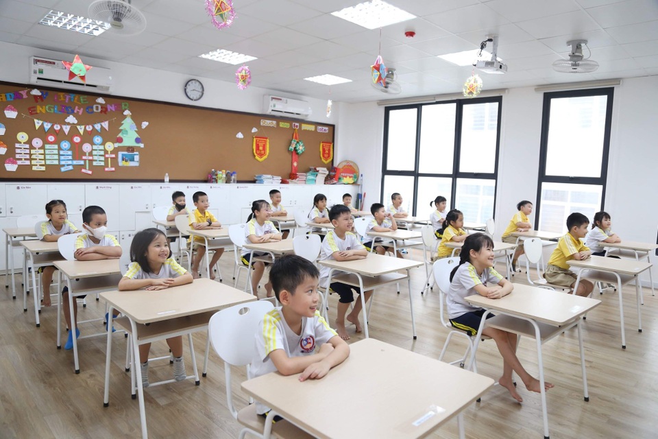Ngày đầu đi học trở lại: Phụ huynh vui mừng, trẻ phấn khởi - 12 Ngày đầu đi học trở lại: Phụ huynh vui mừng, trẻ phấn khởi - 12