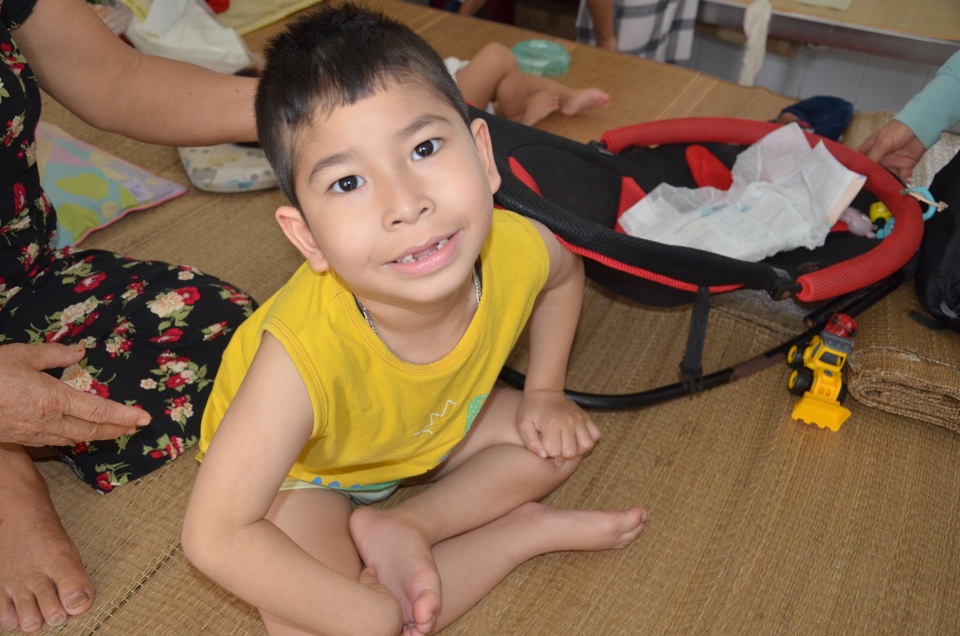 Xót thương cảnh bà ngoại ngậm ngùi xin đưa cháu rời viện vì không có tiền - 2