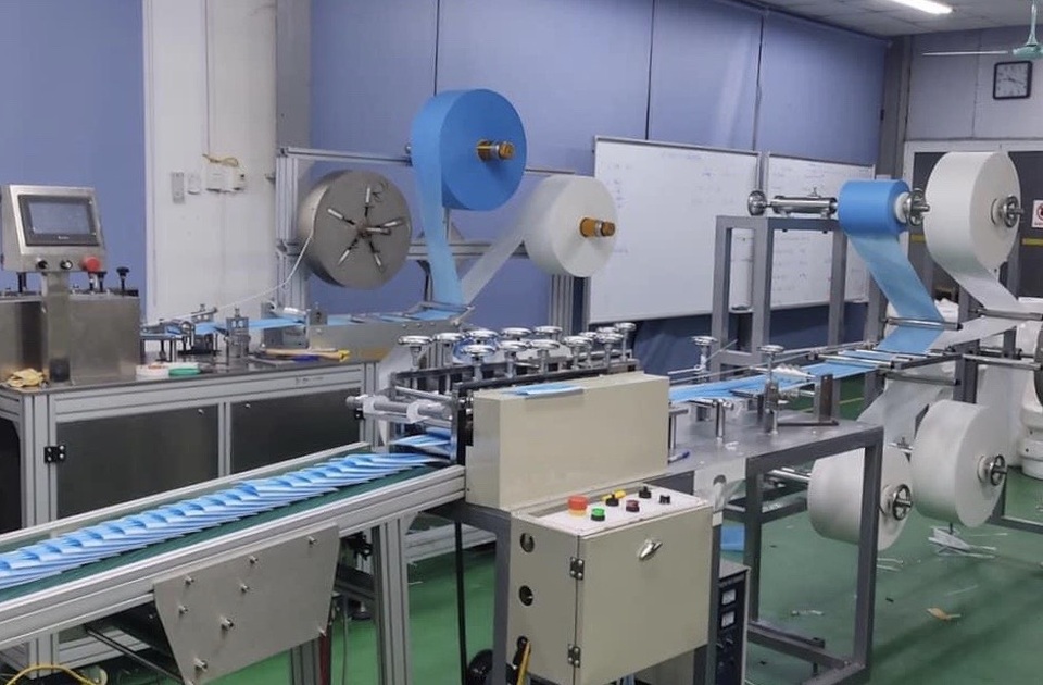 Chợ bán máy làm khẩu trang sôi động, tấp nập trong mùa dịch Covid-19 - 1 Chợ bán máy làm khẩu trang sôi động, tấp nập trong mùa dịch Covid-19 - 1