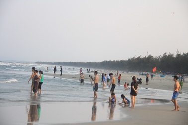 Hàng trăm người vô tư tắm biển bất chấp Covid-19