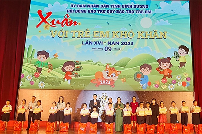 Lãnh đạo tỉnh trao tặng quà tết và hỗ trợ cho trẻ em mồ côi do Covid-19.