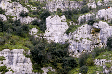 Nghĩa trang cổ đại với hàng nghìn ngôi mộ trên vách đá dựng đứng như tổ ong