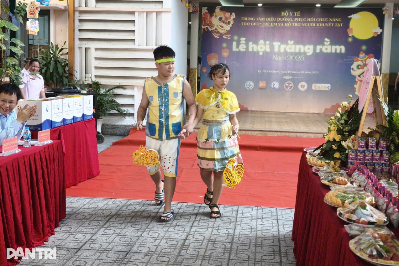 Lễ hội trăng rằm ấm áp của hàng trăm trẻ tự kỷ, mồ côi ở TPHCM - 4