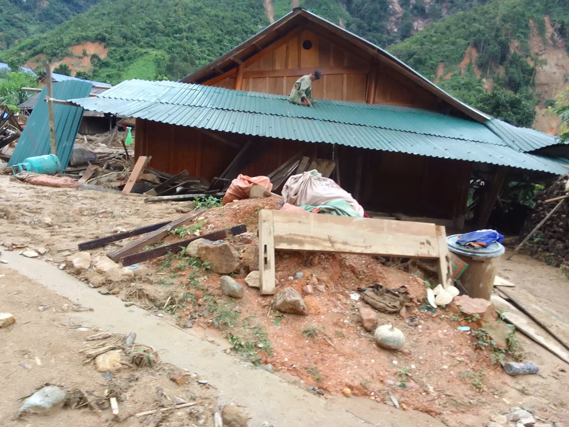 Một bản ở xã biên giới Nghệ An tiếp tục bị sạt lở nghiêm trọng - 8 Một bản ở xã biên giới Nghệ An tiếp tục bị sạt lở nghiêm trọng - 8