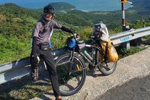 Chàng trai chở thùng rác đi phượt xuyên Việt muốn đạp xe khắp các châu lục