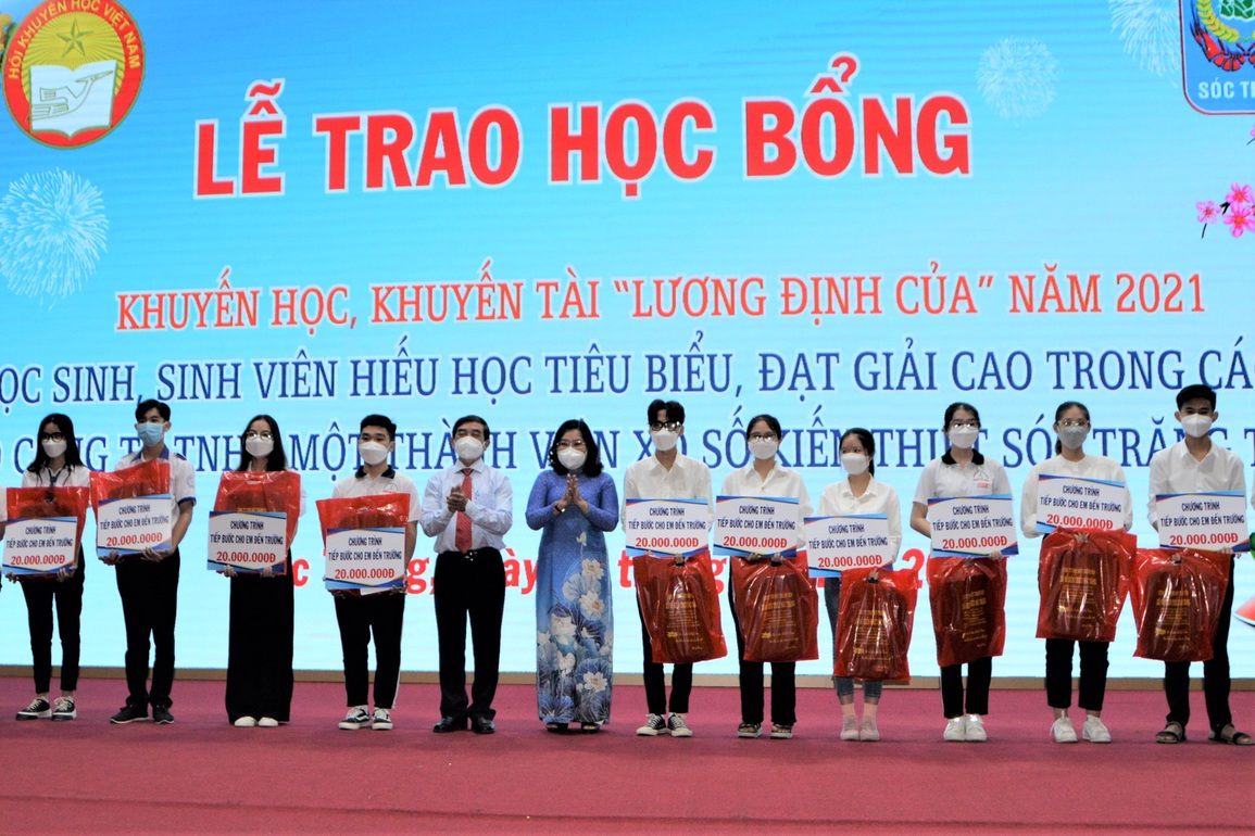 Trao hơn một tỷ đồng học bổng cho học sinh, sinh viên hiếu học tiêu biểu - 1 Trao hơn một tỷ đồng học bổng cho học sinh, sinh viên hiếu học tiêu biểu - 1