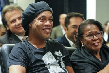 Mẹ của Ronaldinho qua đời sau khi nhiễm Covid-19