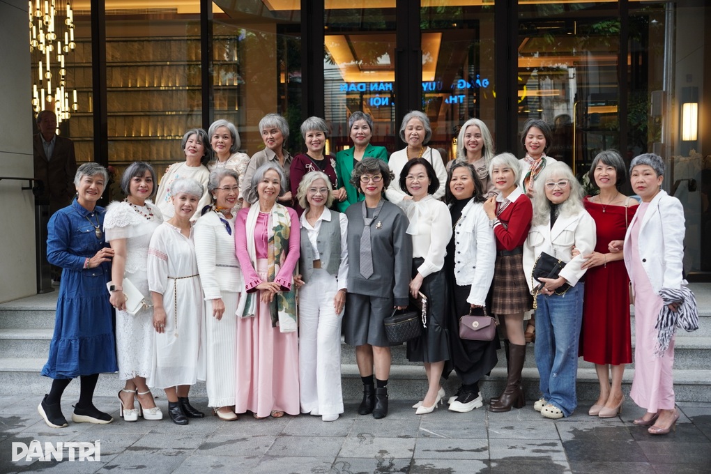 Tiết lộ thú vị về hội chị em tóc bạc chất chơi nhất Hà Nội - 2 Tiết lộ thú vị về hội chị em tóc bạc chất chơi nhất Hà Nội - 2