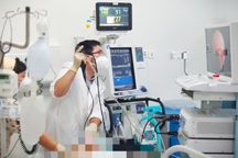 Hóc kẹo đậu vào phổi, bé gái 13 tháng tuổi suýt mất mạng ngày giáp Tết