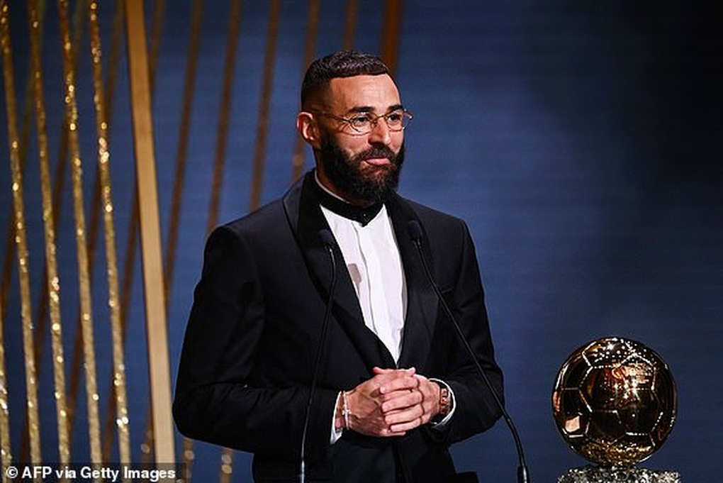 Karim Benzema lần đầu giành Quả bóng vàng, C.Ronaldo tụt sâu chưa từng thấy - 1 Karim Benzema lần đầu giành Quả bóng vàng, C.Ronaldo tụt sâu chưa từng thấy - 1