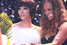 Giây phút đăng quang của Hoàng Thuỳ