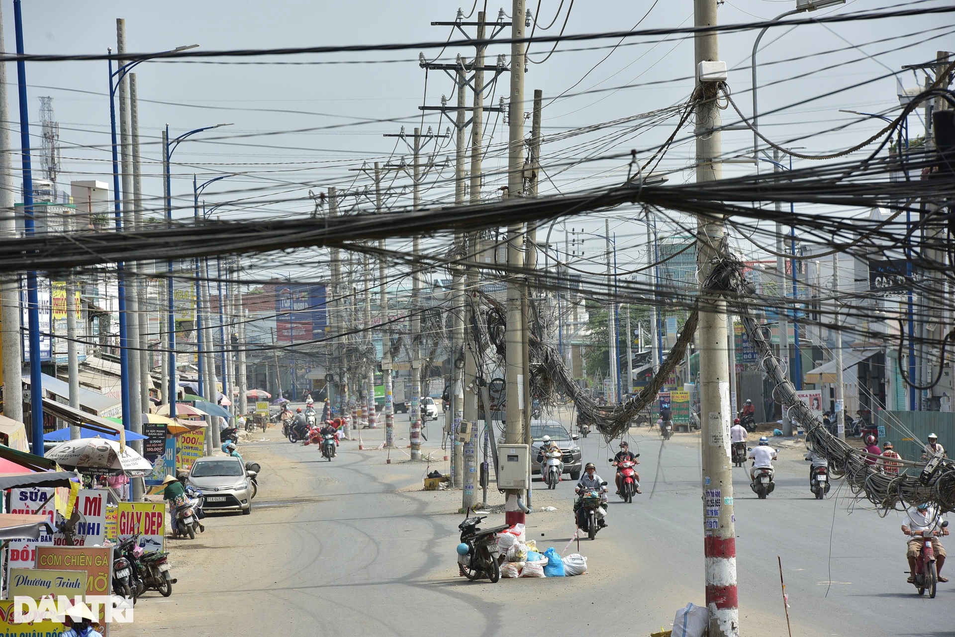 Ma trận trụ điện bủa vây cả tuyến đường, chờ gây họa cho người dân TPHCM - 2 Ma trận trụ điện bủa vây cả tuyến đường, chờ gây họa cho người dân TPHCM - 2