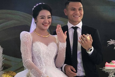 Hậu vệ Phạm Xuân Mạnh "đón nàng về dinh"