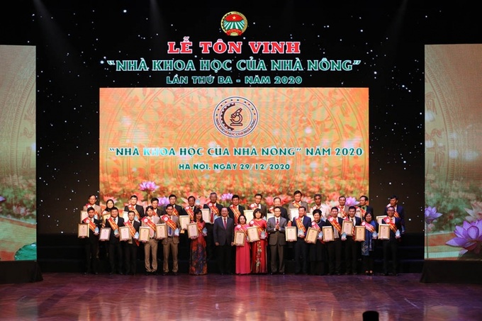 Phó Thủ tướng Vũ Đức Đam và Bộ trưởng Bộ Khoa học và Công nghệ Huỳnh Thành Đạt, trao giải cho các nhà khoa học của nhà nông năm 2020.