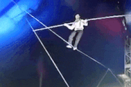 Cú ngã của nghệ sĩ xiếc đi trên dây từ độ cao 8m