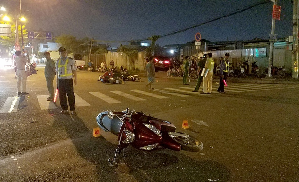 Ô tô tông hàng loạt xe máy, 5 người bị thương - 1 Ô tô tông hàng loạt xe máy, 5 người bị thương - 1
