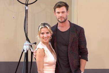 Elsa Pataky và Chris Hemsworth đẹp đôi trên thảm đỏ