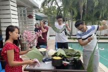 Người Việt ở Mỹ gói bánh chưng đón Tết giữa thời dịch Covid-19