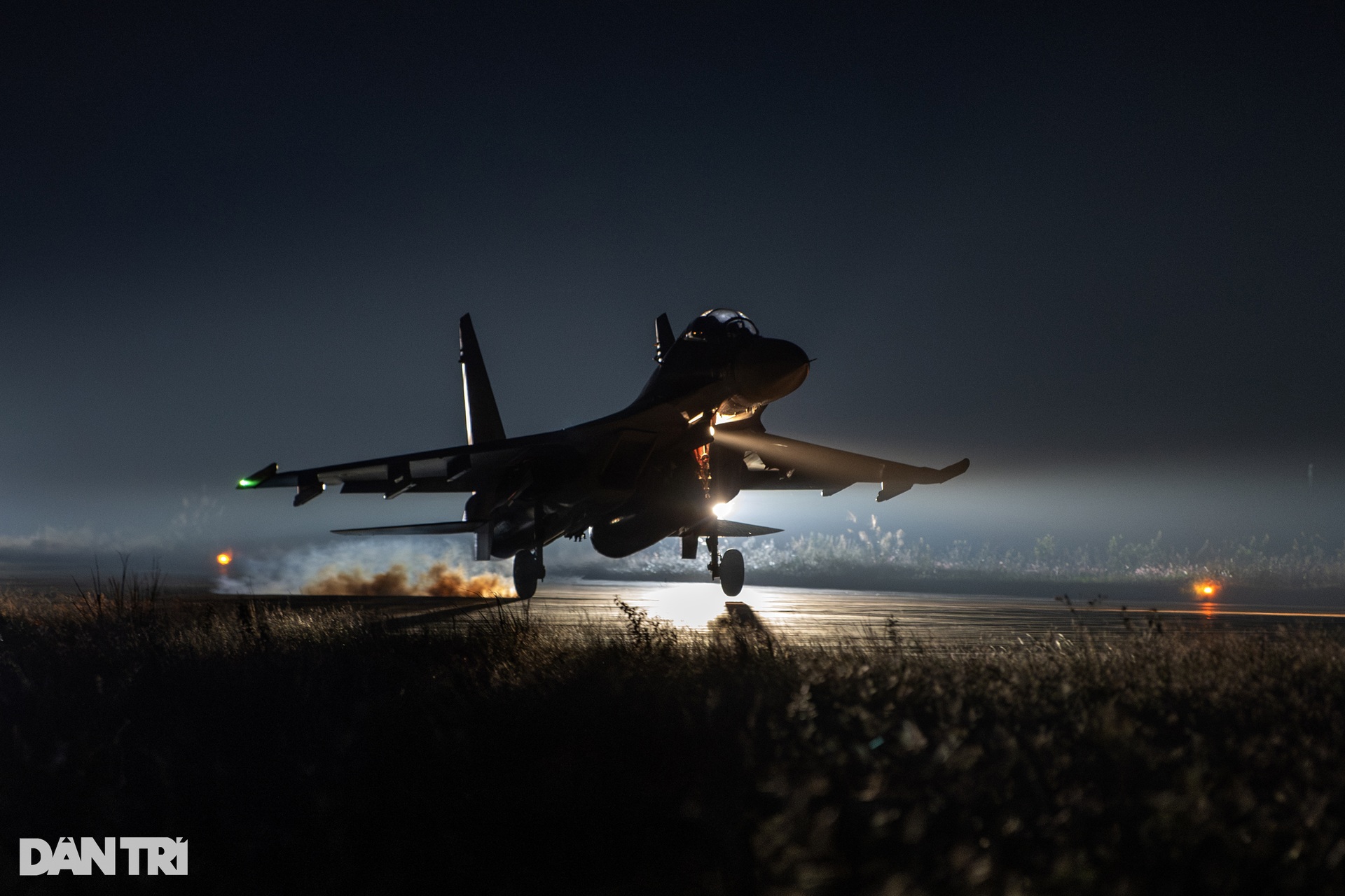 Chiêm ngưỡng hổ mang chúa SU-30MK2 xuất kích huấn luyện bay đêm - 10 Chiêm ngưỡng hổ mang chúa SU-30MK2 xuất kích huấn luyện bay đêm - 10