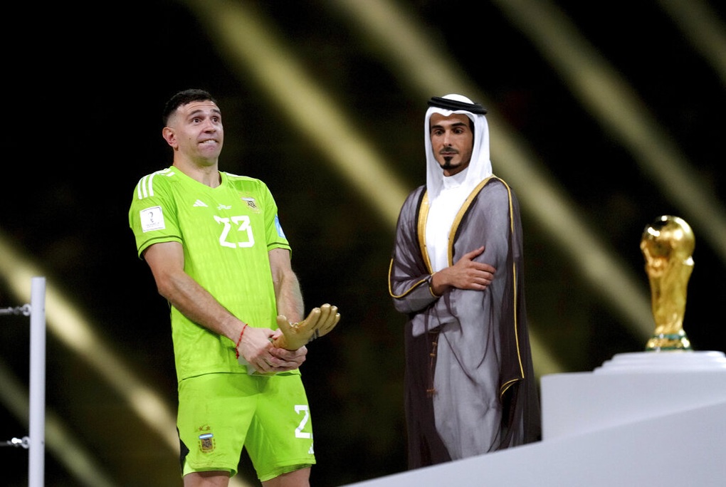 Emiliano Martinez chia sẻ về pha ăn mừng phản cảm ở World Cup 2022 - 1 Emiliano Martinez chia sẻ về pha ăn mừng phản cảm ở World Cup 2022 - 1