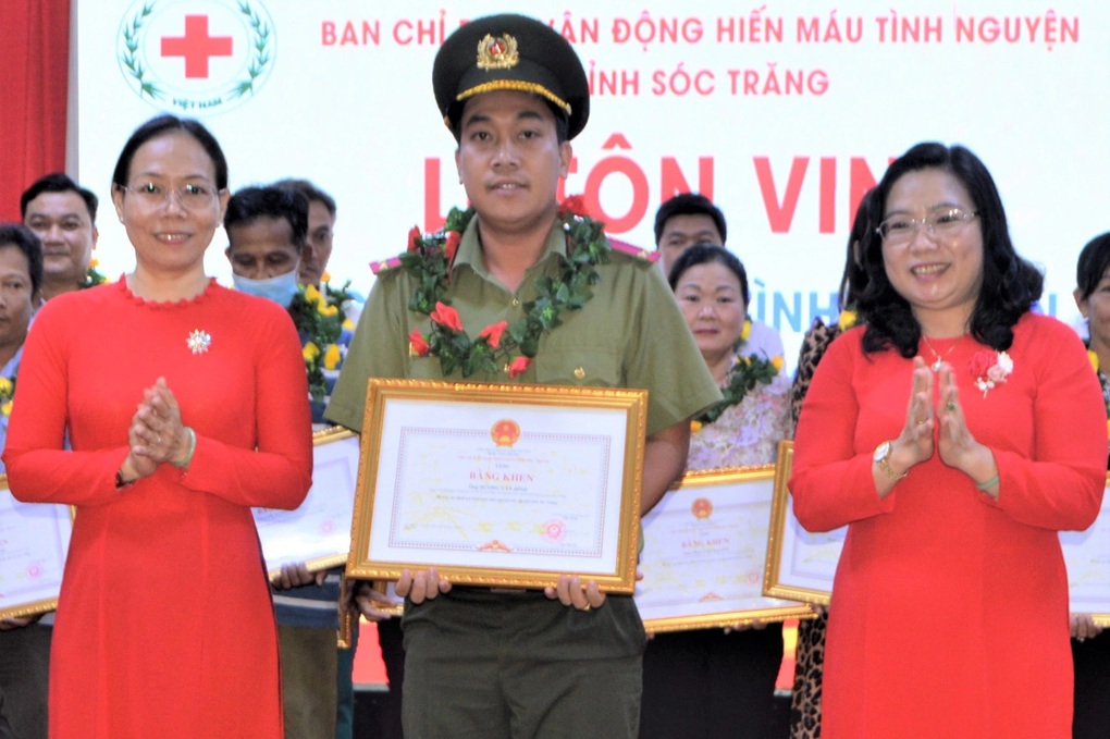 Cô giáo, chiến sĩ công an trẻ có số lần hiến máu hơn một nửa tuổi đời - 2 Cô giáo, chiến sĩ công an trẻ có số lần hiến máu hơn một nửa tuổi đời - 2