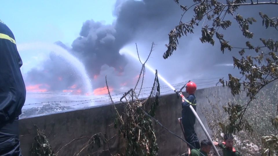 Cháy lớn suốt 2 giờ thiêu rụi toàn bộ khu xưởng - 9