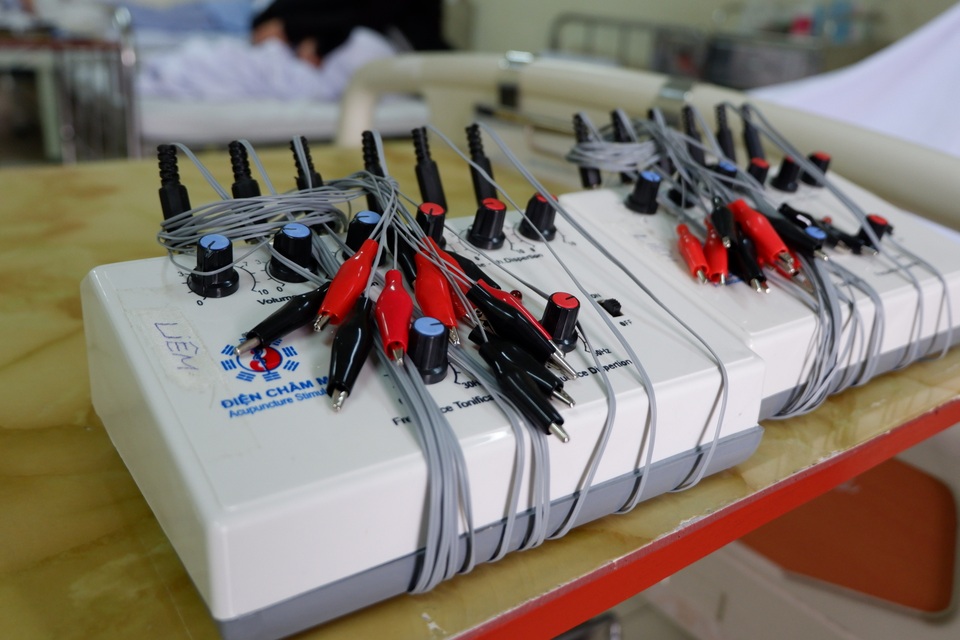 Xem bác sĩ dùng điện châm chữa liệt nửa người cho bệnh nhân đột quỵ - 3 Xem bác sĩ dùng điện châm chữa liệt nửa người cho bệnh nhân đột quỵ - 3