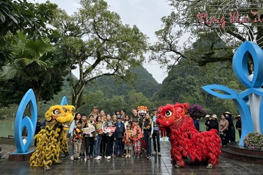 Du khách vui mừng khi được lì xì, miễn vé tham quan ngày đầu năm mới