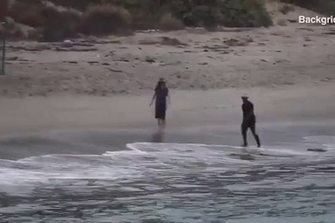 Jamie Foxx và Katie Holmes nắm tay nhau trên bãi biển