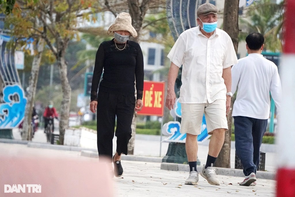 Nắng ấm, người dân đổ ra tuyến đường đẹp nhất phố biển Sầm Sơn thể dục - 1 Nắng ấm, người dân đổ ra tuyến đường đẹp nhất phố biển Sầm Sơn thể dục - 1