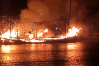 Chứng kiến 5 tàu cháy rụi, ngư dân sốc nặng, hoảng loạn la hét