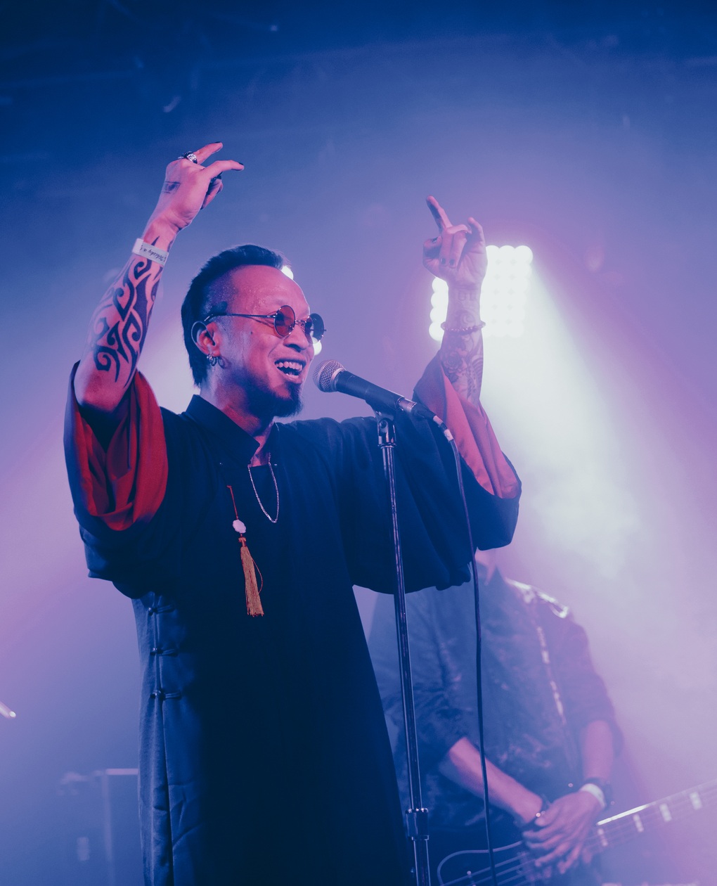 Ban nhạc rock Việt mặc áo dài trình diễn trên sân khấu huyền thoại ở Mỹ - 2 Ban nhạc rock Việt mặc áo dài trình diễn trên sân khấu huyền thoại ở Mỹ - 2