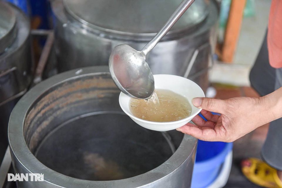 Lạ lùng bánh cuốn chan nước canh Lạ lùng bánh cuốn chan nước canh