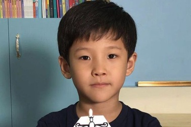 Cậu bé 7 tuổi nổi tiếng nhờ làm hơn 100 video thí nghiệm khoa học