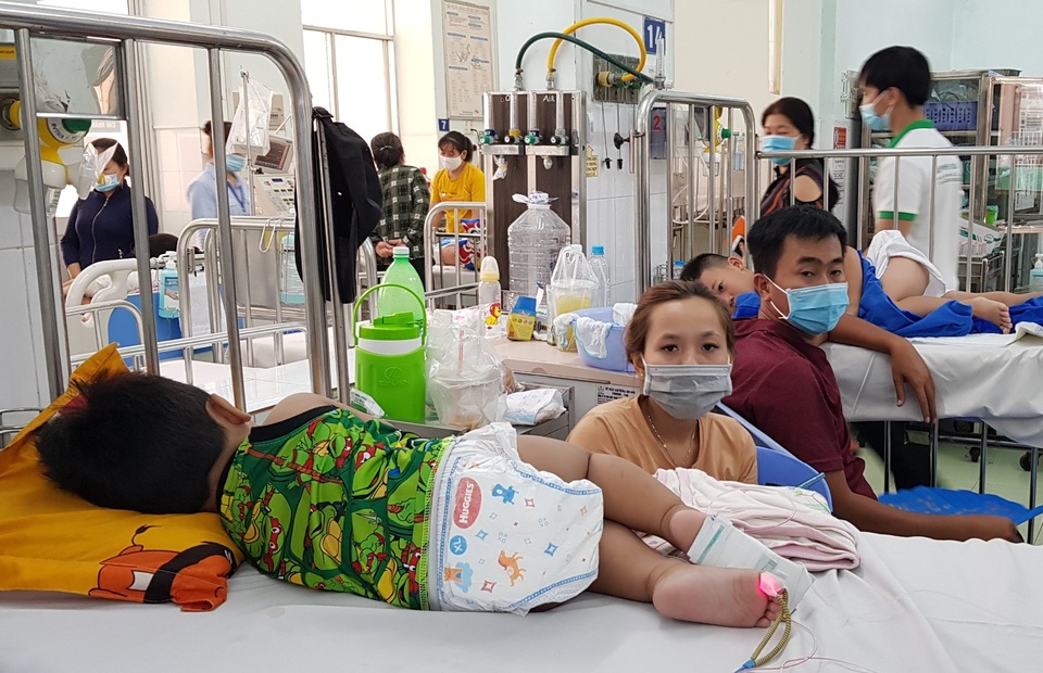 Bước vào cuộc chiến với tay chân miệng, nhiều trẻ bị biến chứng thần kinh - 4 Bước vào cuộc chiến với tay chân miệng, nhiều trẻ bị biến chứng thần kinh - 4