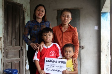 Người mẹ ung thư "cày ải" chữa bệnh tim cho con được bạn đọc giúp đỡ hơn 200 triệu đồng