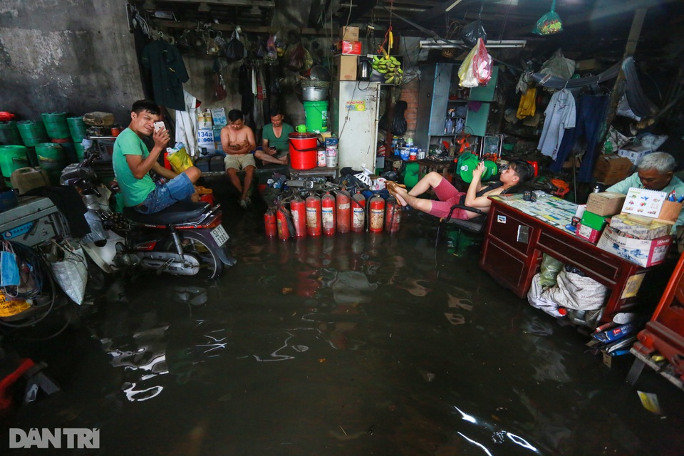 Nhà dân biến thành hầm chứa nước sau mưa lớn ở Sài Gòn - 14