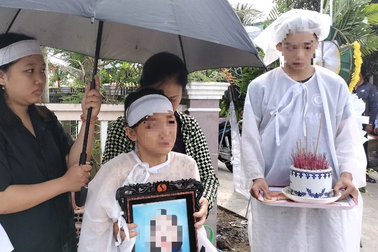 Xót thương 2 đứa trẻ trong đám tang người phụ nữ bị hành hung ở khách sạn