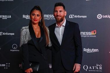Messi “tay trong tay” cùng bà xã ra mắt show diễn cuộc đời