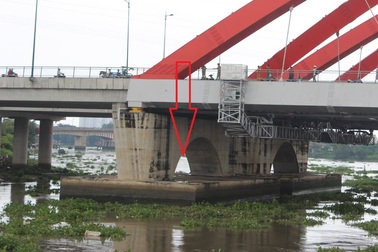 Rơi trúng mố cầu giữa sông, một thanh niên tử vong