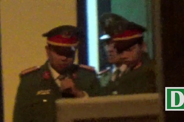 Ông Đinh La Thăng được che ô khi rời tòa. (Video: Toàn Vũ)