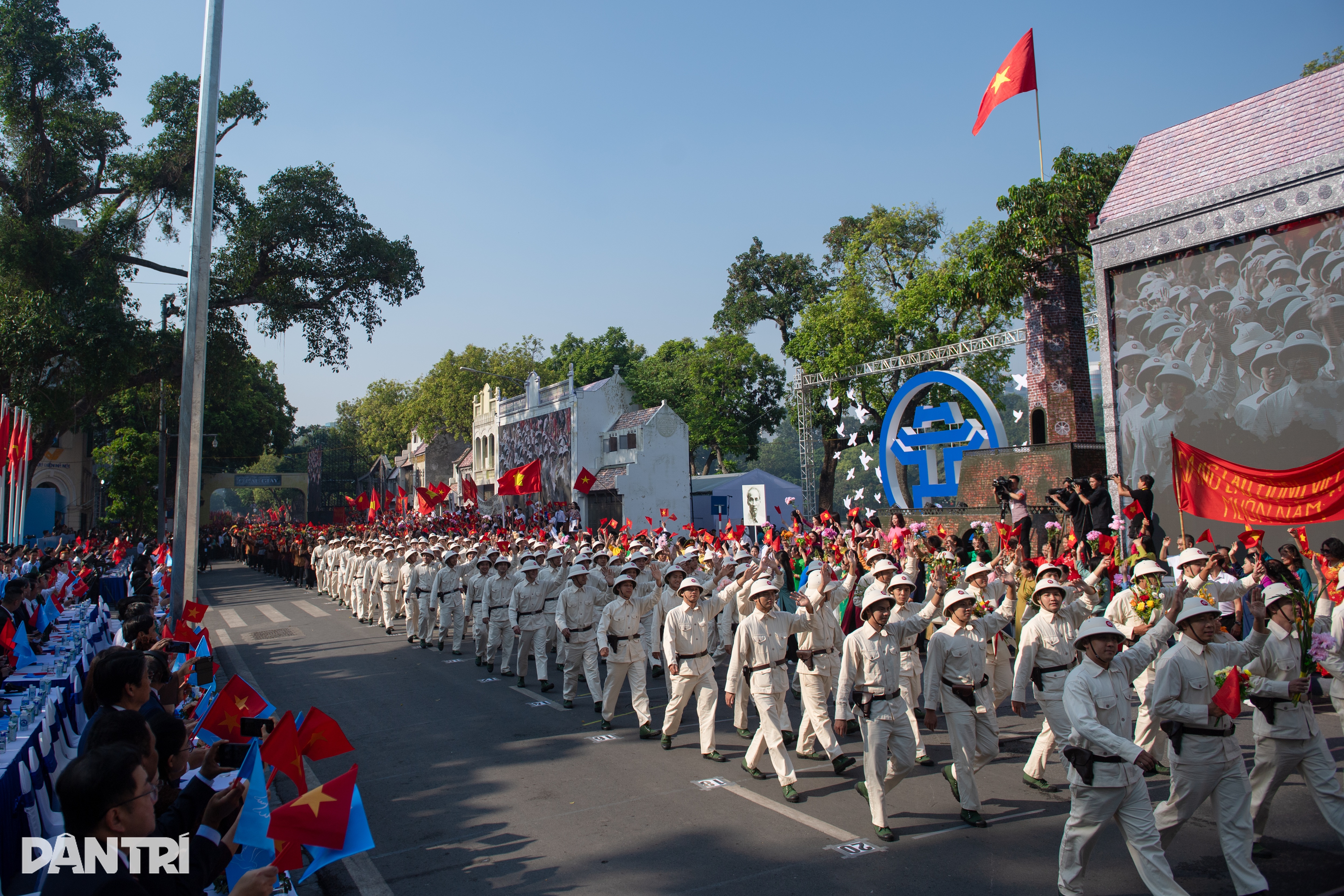 A atmosfera heroica recria o exército marchando para tomar a capital em 1954 - 1 Không khí hào hùng tái hiện đoàn quân tiến về tiếp quản Thủ đô năm 1954 - 1
