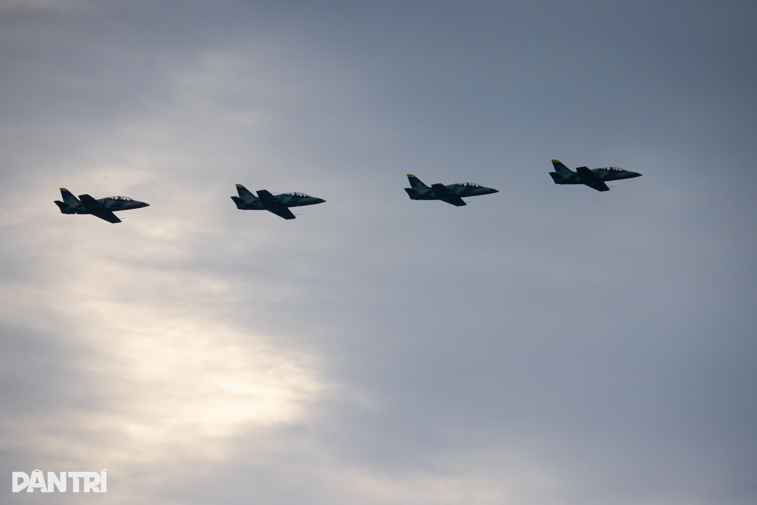Mãn nhãn dàn tiêm kích SU-30MK2 thả bẫy nhiệt trên bầu trời Hà Nội - 11