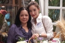 Mẹ sao "Chiếc lá cuốn bay" lên tiếng khi bị chỉ trích hám tiền