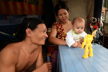 Túp lều hạnh phúc của người thợ sửa xe khuyết tật