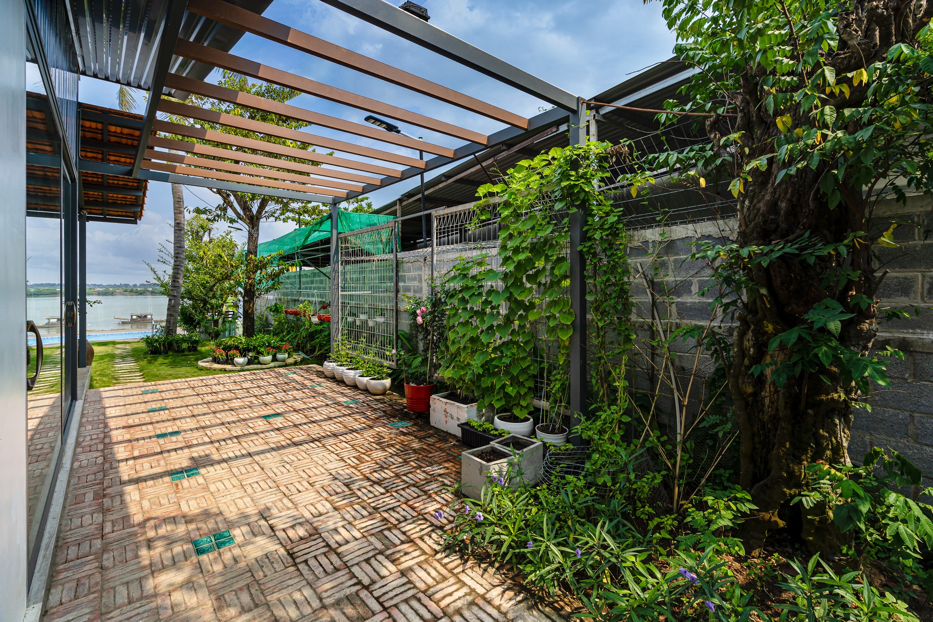 Xây nhà vườn có bể bơi né dịch, chàng trai tự thiết kế rẻ và đẹp lung linh - 6 Xây nhà vườn có bể bơi né dịch, chàng trai tự thiết kế rẻ và đẹp lung linh - 6